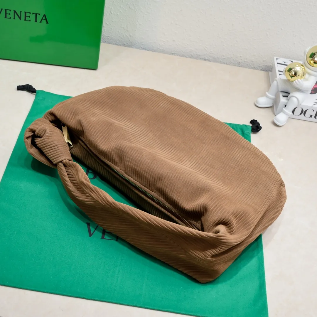 The batch 1960 large Jodie tote handbag is made of suede with an embossed effect similar to corduroy. It is made with Intreccio weaving process. It has a cool and retro style. It is full of energy, free and easy, and its distinctive personality brings multi-layered charm to the daily wardrobe~ 🔝The soft and flowing fabric conveys a soft touch# A relaxed and comfortable feeling is reinterpreted in the silhouette. The interior is made of sheepskin. Dimensions: Width 40 Height 48 Thick 16 [6698#]